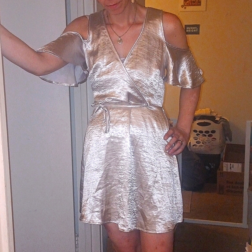 NWOT-Forever21-Deep V-neck side tie shoulder slit ruffle sleeve DRESS